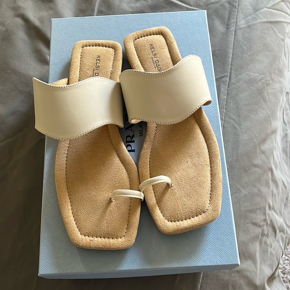 Kelsi Dagger Brooklyn Theo Shell Sandals in size 8
